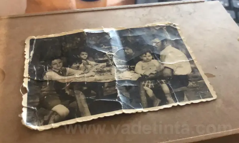 Foto antigua rota con grandes grietas y fragmentos, Vadetinta