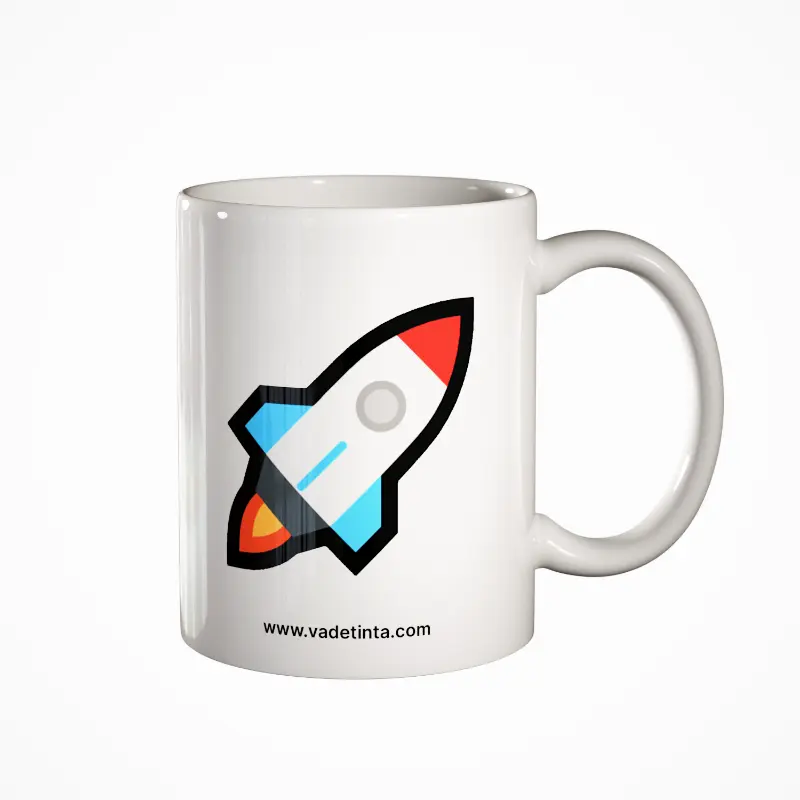 Taza personalizada junto a un icono de cohete espacial representando el servicio de producción y entrega express en 24 horas